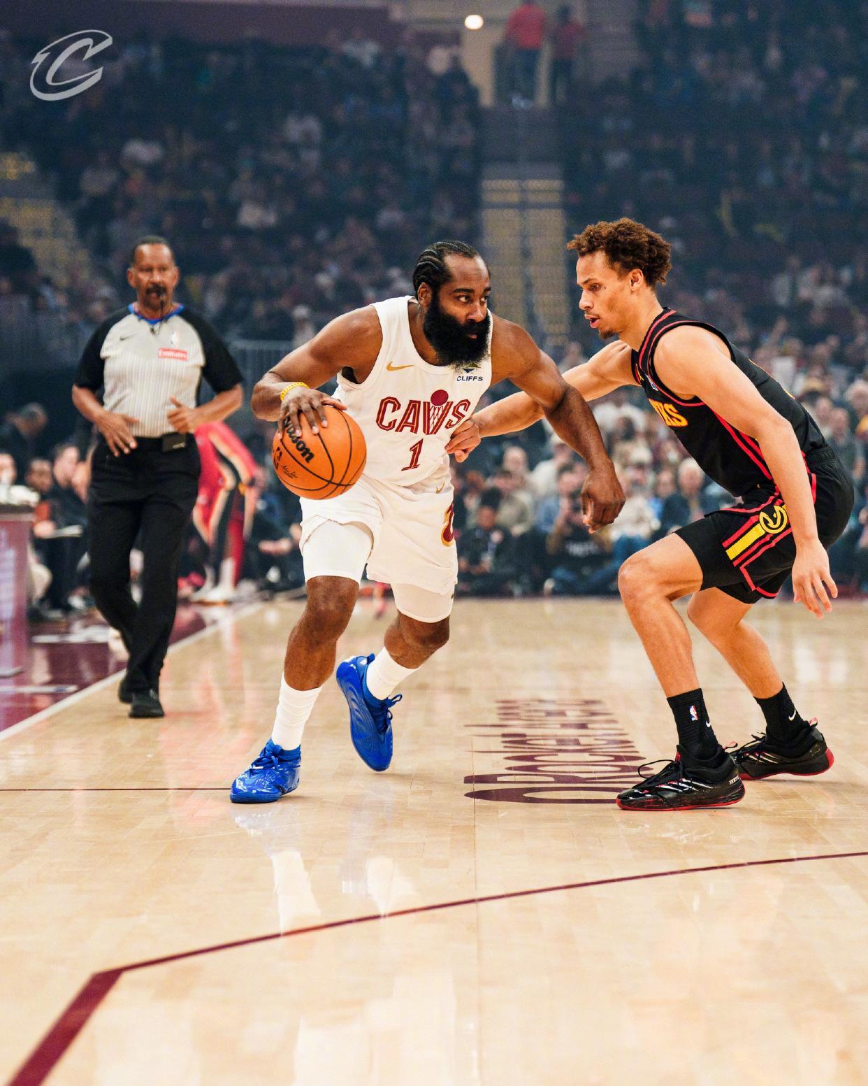 开云体育在线-哈登21+5+4记3分，骑士险胜老鹰！米切尔31+7创纪录，莫布里22+19